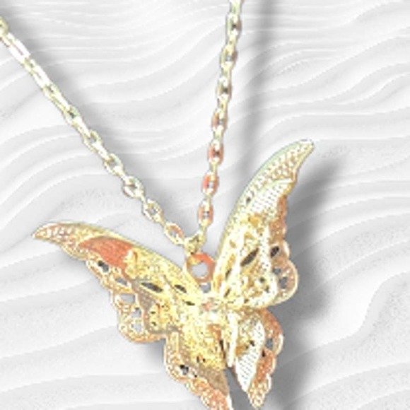 3D Butterfly Pendant necklace - Picture 5 of 5
